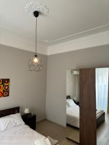 una camera con letto e luce a ciondolo di Villafranca settantuno Apartments a Palermo