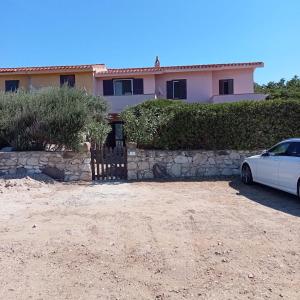 een witte auto geparkeerd voor een huis bij Villa Rosa in Santa Caterina