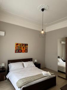 una camera con letto e luce a ciondolo di Villafranca settantuno Apartments a Palermo