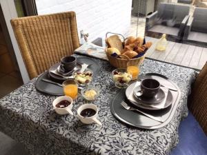 una mesa con dos platos de comida y una cesta de pan en Ken 't Gat Bie&Bie, en Maldegem