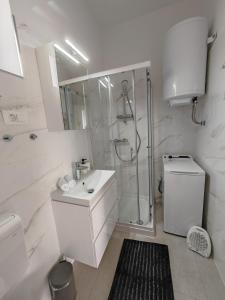 Ένα μπάνιο στο YELLOW APARTMENT WITH FREE PARKING +21 φωτογραφίες