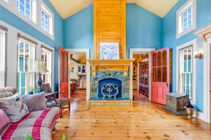 een woonkamer met blauwe muren en een open haard bij Blueberry Brook Farm Resort 