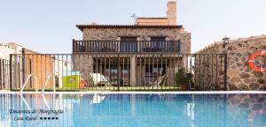 uma piscina em frente a uma casa em Encantos De Monfragüe em Malpartida de Plasencia