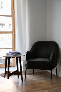a black chair sitting next to a table at La Maison Rasco in Montréal