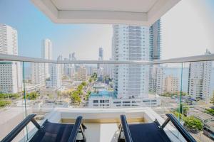 balcón con sillas y vistas a la ciudad en Altitude Haven Loft w/ Bay View, en Cartagena de Indias