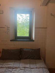 Casa StellaにあるMini appartamento carpinoの窓、バスルーム(ベッド1台付)