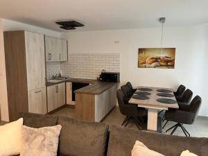 Kuchyňa alebo kuchynka v ubytovaní Napfény Apartman ll. + 5 fotografií