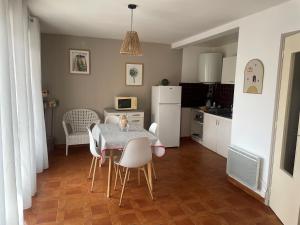 a kitchen and dining room with a table and chairs at La coquille - Appartement spacieux 45m2, T2 à 1min de la plage - WIFI in Valras-Plage