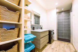 ein Badezimmer mit Waschbecken und Dusche in der Unterkunft Appartement de standing - coeur de Rezé / 10min de Nantes in Rezé