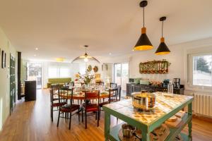 a dining room with a table and chairs at A Casa da Carminha, Ribeira Sacra in Pereiro de Aguiar