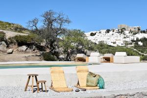 een groep stoelen naast een zwembad bij Villa Alexandra in Patmos