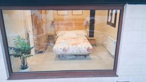 Vistas a un dormitorio con una cama en una ventana en Caserio Kamirune, en Laukiz