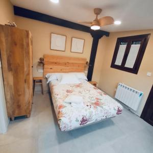 una camera con letto e testiera in legno di Caserio Kamirune a Laukiz