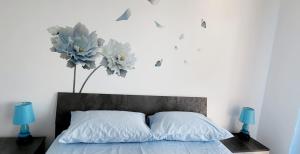 una camera da letto con un letto con fiori sul muro di da Ale Casa vacanze a Campomarino