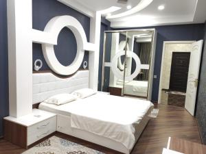 un dormitorio con una cama con la palabra ego en la pared en White House en Bakú