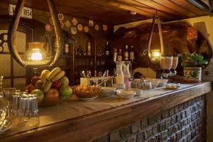 un bar con una barra con fruta en Hostería La Posta Del Cazador en San Martín de los Andes