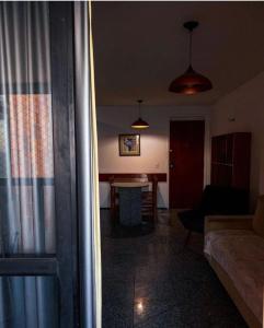 - un salon avec un canapé et une table dans l'établissement Iracema Flat residence, à Fortaleza
