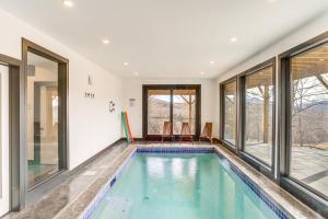 Bazén v ubytování Custom Windham Mtn Villa with Pool, Theater and Views! nebo v jeho okolí