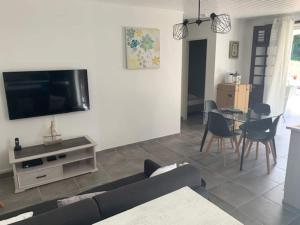 TV a/nebo společenská místnost v ubytování VILLA LISA
