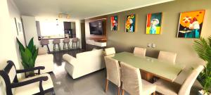 - un salon avec une table à manger et des chaises dans l'établissement Hermoso Departamento Serena Laguna del Mar - Vista al Mar con Estacionamiento Privado, à La Serena