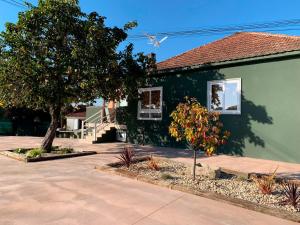 A Casa da Carminha في Pereiro de Aguiar: بيت اخضر امامه شجره
