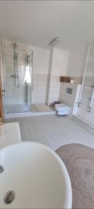 Et badeværelse på Stilvolle Ferienwohnung free parking, Space, WLAN