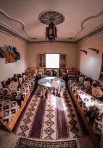 sala de estar con sofás, mesa y alfombra en Tayafut ApartmentTerrace, en Mirleft