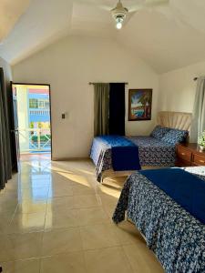 ein Hotelzimmer mit 2 Betten und einem Balkon in der Unterkunft Villa Angel in Matanzas