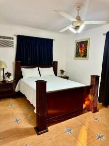 Schlafzimmer mit einem großen Bett und einer Decke in der Unterkunft Villa Angel in Matanzas