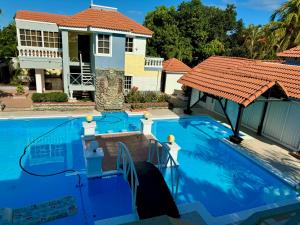 ein großer blauer Pool vor einem Haus in der Unterkunft Villa Angel in Matanzas