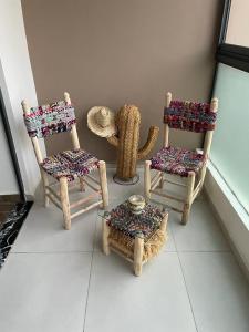 grupa krzeseł i stół w pokoju w obiekcie Cammar Appartement w mieście Kenitra
