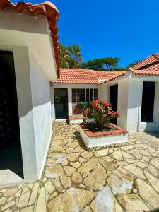 ein Haus mit einem steinernen Gehweg davor in der Unterkunft Villa Angel in Matanzas