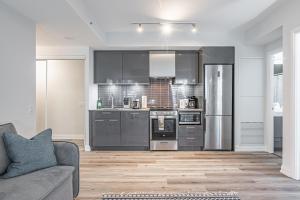 Cuisine ou kitchenette dans l'établissement Toronto Garden Apartments