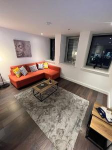 Area tempat duduk di New Apartment for 8 20 mins Central London BP153