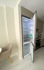um frigorífico vazio com a porta aberta numa cozinha em Casa Bendita - LUXURY APARTMENT BENIDORM em Benidorm
