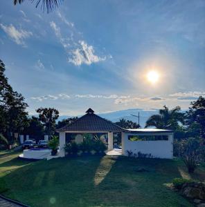 a gazebo in a yard with the sun in the sky at Estudia y trabaja sin límites en Hacienda Loretto con Starlink!! in Silvania