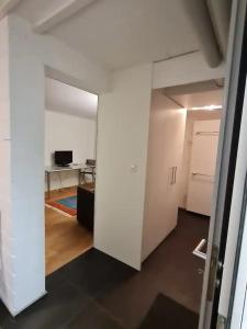 an empty room with a white wall and a desk at Vreneli in Mitlödi