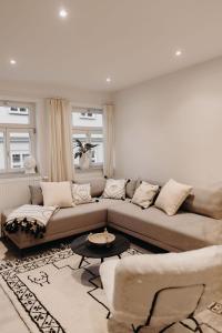 a living room with a couch and a table at Individuelle und zentrale Boho Appartments in Coburg in Coburg