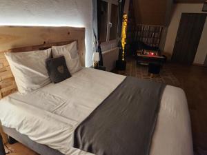 Letto o letti in una camera di Chambre d'hôte de la Source Bleue