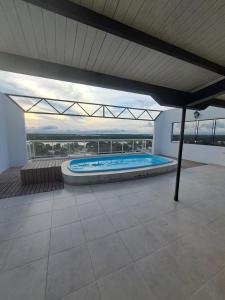 a large swimming pool on top of a building at Departamento Alero in Goya