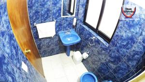 ein blaues Bad mit einem Waschbecken und einem WC in der Unterkunft OROZCO HABITACION#2 in Guanajuato
