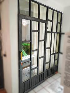 eine offene Tür mit einem Fenster in einem Zimmer in der Unterkunft OROZCO HABITACION#2 in Guanajuato