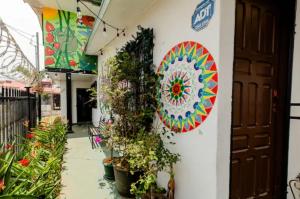 a wall with a plate on the side of a building at Habitaciones Smith in San José