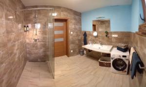 W łazience znajduje się prysznic i umywalka. w obiekcie Útulný Domček Privat Bedrich w Popradzie