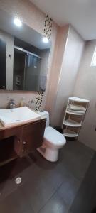 Koupelna v ubytování Espectacular apartamento de 3 habitaciones con piscina y parqueadero privado Excelente Relacion Precio Calidad Puntaje