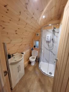 Koupelna v ubytování Lois' Pod with Hot Tub, Near Airport
