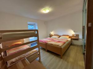 Ένα ή περισσότερα κρεβάτια σε δωμάτιο στο Apartments Mrakič