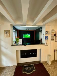 TV a/nebo společenská místnost v ubytování DUA Hotel