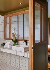 La salle de bains est pourvue d'un lavabo et d'une fenêtre. dans l'établissement Hôtel Oré, Saint-Malo, à Saint-Malo