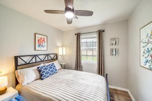 um quarto com uma cama e uma janela em Charming Porum Home Near Lake Eufaula! em Porum